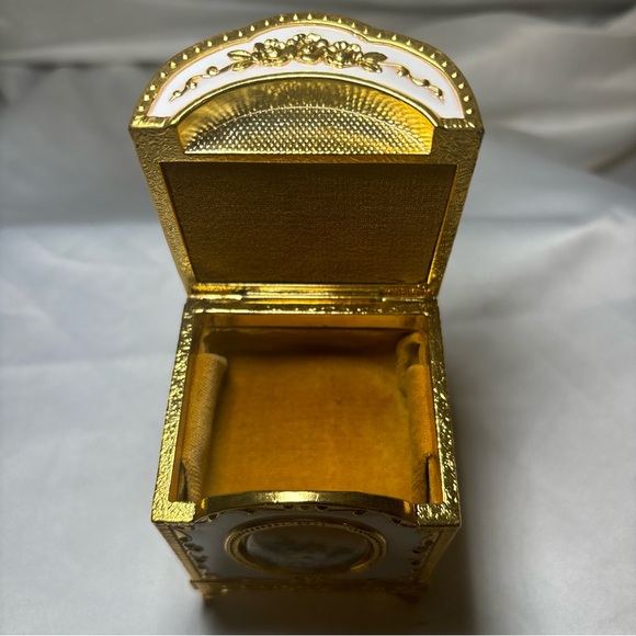 Taj Importing Co Japan White & Gold Enamel Metal Musical Jewelry Box Retail 200$ - Picture 5 of 15